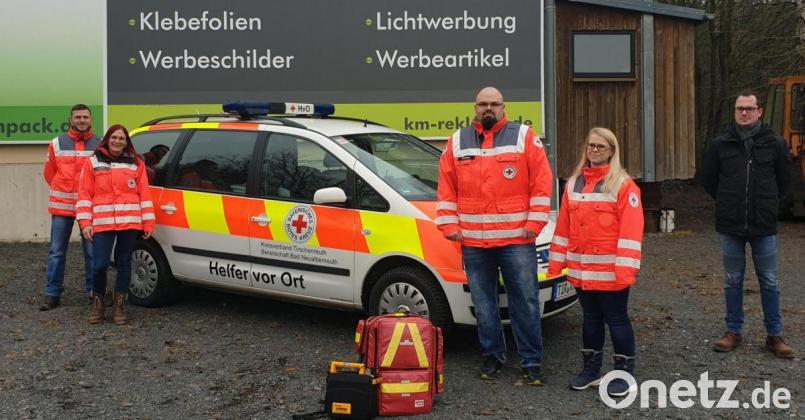 Die Helfer vor Ort Bad Neualbenreuth (von links) Kai und Birgit Seitz sowie Tobias und Corinna Plonner holten ihr neu foliertes Auto bei Jürgen Malzer von KM Reklame ab. Auf dem Bild fehlt Bereitschaftsleiter Günter Plonner. Bild: BRK Neualbenreuth/exb