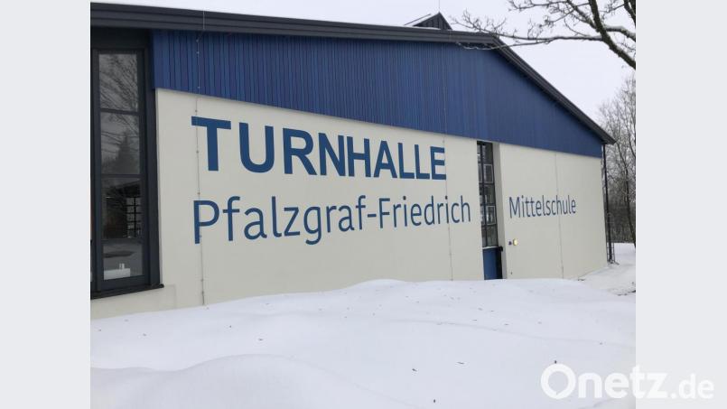 Die große Schrift und die Namensgebung der sanierten Dreifachturnhalle findet der Vohenstraußer Stadtrat Bernd Koller (SPD) diskussionswürdig. Bild: ck