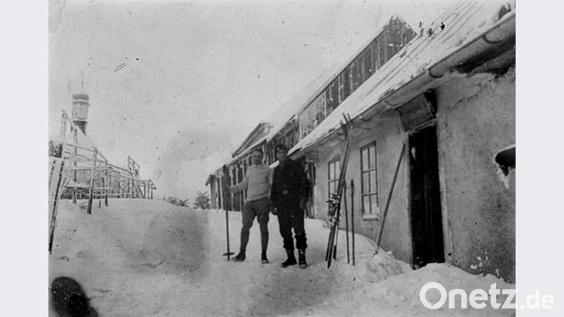 Skifahrer vor dem alten Fahrenberger Wirtshaus vor 1904 Archivbild: fvo