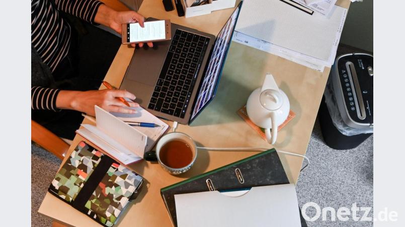 Ein Frau arbeitet im Homeoffice. Bild: Jens Kalaene/dpa