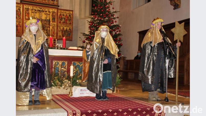 Die Tirschenreuther Sternsinger, die von den Familien Würl und Peter gestellt werden, sprach am Samstagabend am Ende des Vorabendgottesdienstes den Segenspruch. Bild: kro