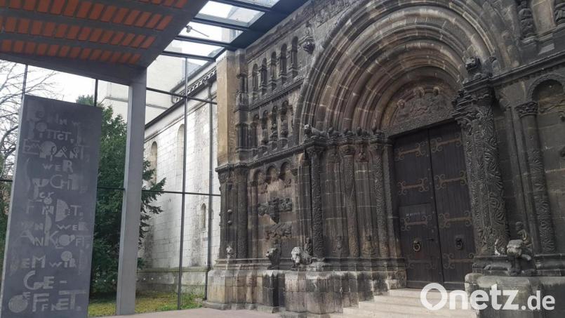 800 Jahre überstand das Regensburger Schottenportal relativ unbeschadet, dann begannen ihm saurer Regen und Luftverschmutzung zuzusetzen. Bild: gib