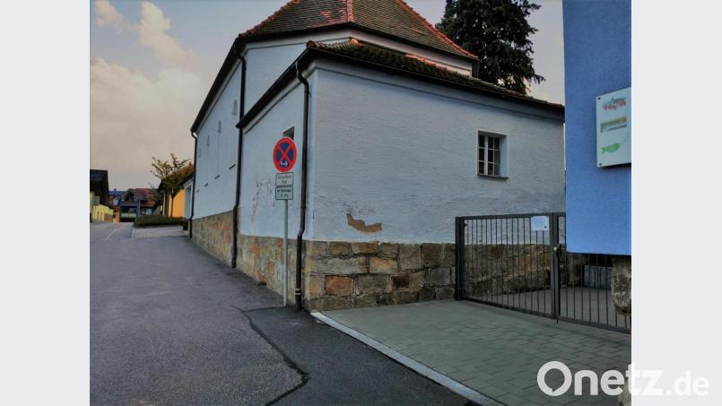 Der von einem Unbekannten aufgemalte Pfeil beschäftigte beim Parken die Verkehrsteilnehmer. Bild: gz