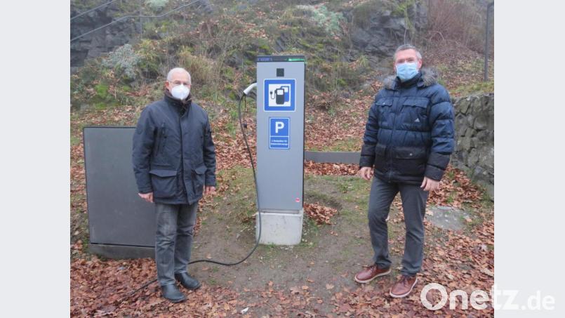Bürgermeister Reinhard Sollfrank und sein Stellvertreter Josef Langgärtner (von rechts) freuen sich, den Parksteinern ein kostenloses Angebot für das Laden ihrer E-Autos offerieren zu können. Bild: adj