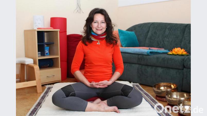 &quot;Jeder kann Yoga&quot;, sagt Annette Huber. Sie zeigt Übungen, die auch Einsteiger leicht nachmachen können. Bild: Evi Wagner