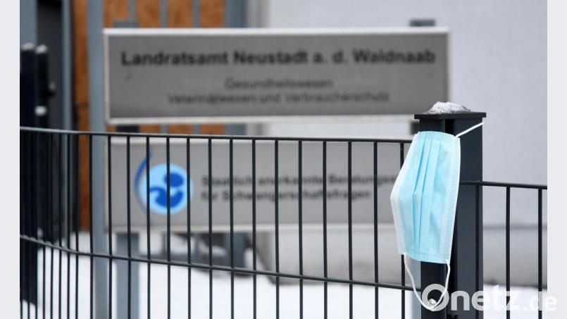 Im Kampf gegen das Coronavirus ist das Gesundheitsamt Weiden-Neustadt dran. Infektionswege würden weiter zurückverfolgt. Doch wo sind die Infektionsquellen? Bild: Gabi Schönberger
