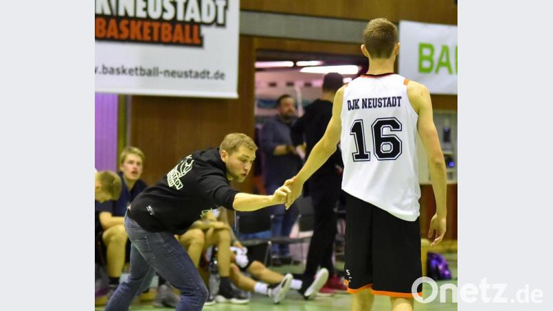 Wann kann Trainer Stefan Merkl (links) die Basketballer der DJK Neustadt wieder in einem Spiel abklatschen? Der Lockdown raubt vielen Sportarten die Perspektive. Die Gefahr eines Saisonabbruchs wird allerorten immer konkreter. Bild: A. Schwarzmeier
