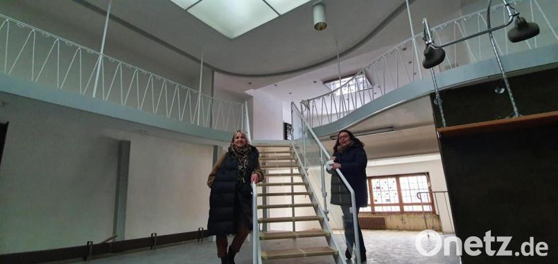 Maria-Magdalena Stöckert (rechts) vom Bauamt der Stadt Marktredwitz und Susanne Menzel von der Tourist-Information sind mächtig stolz darauf, was sie bislang aus dem ehemaligen Kaufhaus Wendler herausgeholt haben. Ihre Pläne für die neue Event-Location wurden überwiegend von Mitarbeitern des Bauhofs umgesetzt. Bild: Peggy Biczysko