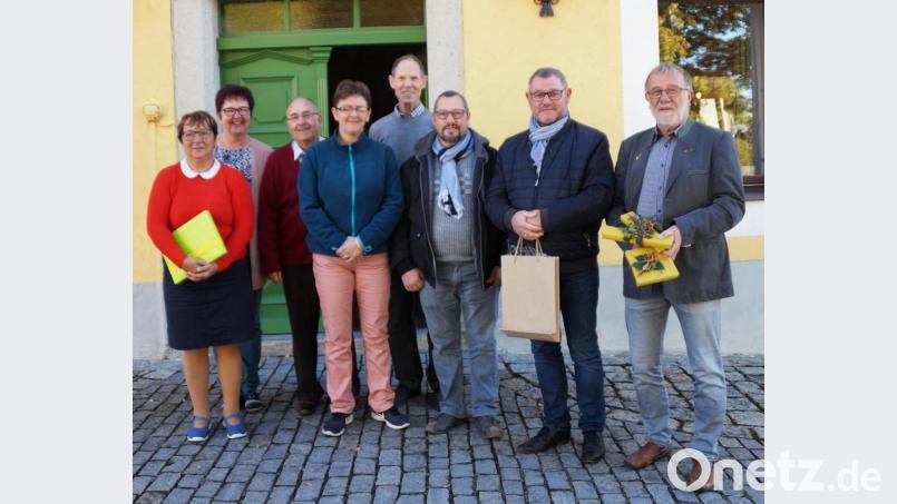 Der ehemalige Bürgermeister Johann Graßl (rechts) und Organisator Johann Köppl (Mitte) verabschiedeten im Jahr 2018 Neufmanils Bürgermeister Dominique Wafflard (Zweiter von rechts), den Vorsitzenden des Partnerschaftsvereins, Philippe Lesieux (Dritter von rechts), sowie den ehemaligen Bürgermeister der benachbarten Stadt Nouzonville, Marcel Camus (Dritter von links), und Martine Bonfanti (links) mit kleinen Gastgeschenken und wünschten eine gute Reise. Archivbild: wel