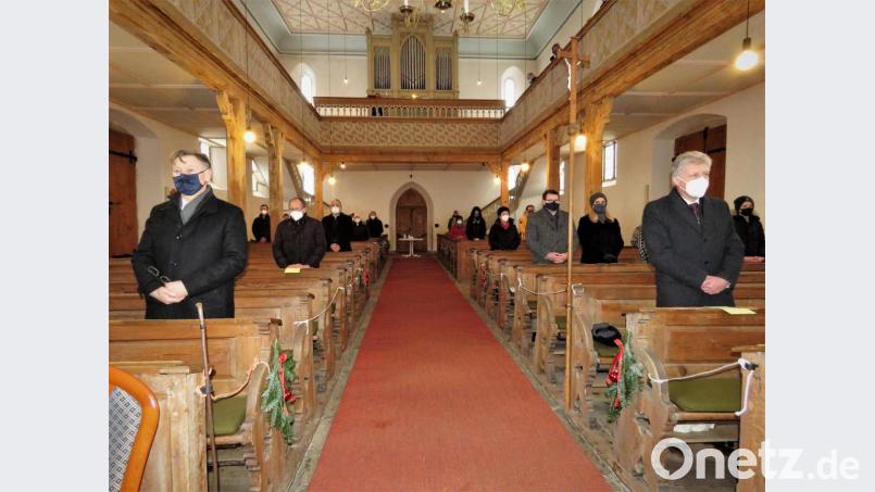 Viele Kollegen, Freunde und Bekannte waren zum Abschiedsgottesdienst gekommen, unter ihnen Bürgermeister Lothar Müller (rechts). Bild: ubb