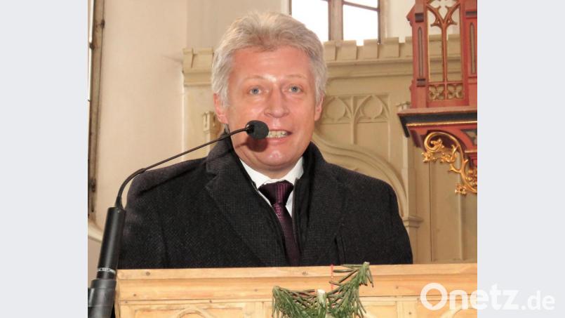 Bürgermeister Lothar Müller dankte der Pfarrerin für ihren Einsatz für Plößberg. Dank ihrer tatkräftigen Mithilfe kann nun das evangelische Pfarrhaus renoviert werden. Bild: ubb