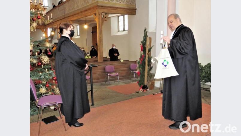 Dekan Thomas Guba überreichte Pfarrerin Katharina Bach-Fischer beim Abschiedsgottesdienst zur Erinnerung an ihre Stelle im Dekanat Weiden ein Lichtkreuz. Bild: ubb