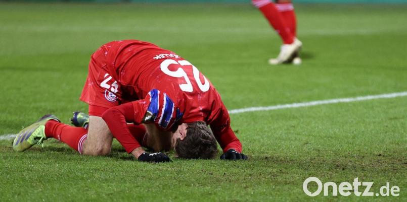 Thomas Müller liegt frustriert am Boden. Bild: Christian Charisius/dpa