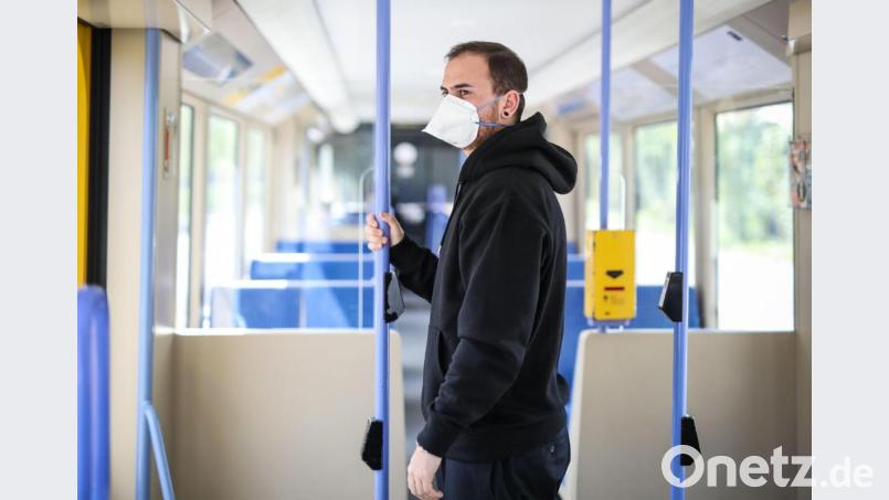 Ab Montag gilt's: Im öffentlichen Nahverkehr sowie beim Einkaufen ist das Tragen von FFP2-Masken Pflicht. Symbolbild: Christoph Schmidt/dpa