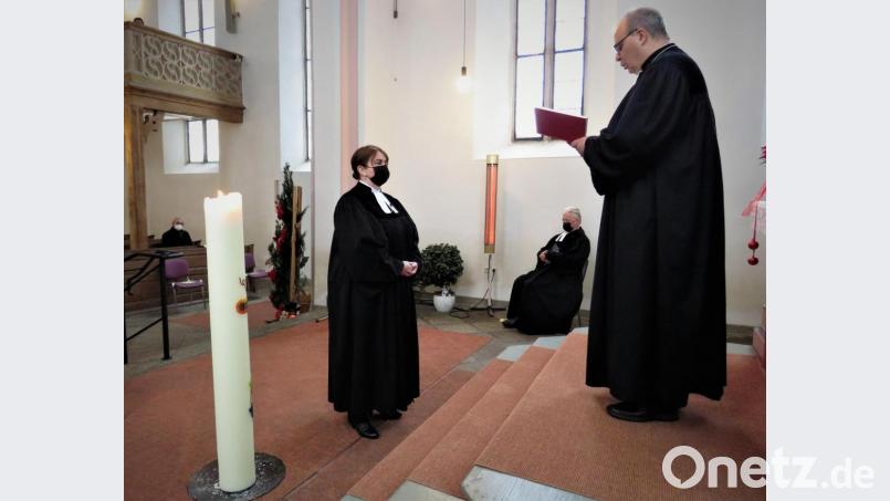 Dekan Thomas Guba entband Pfarrerin Katharina Bach-Fischer offziell und feierlich von ihren Aufgaben in der Kirchengemeinde Plößberg, damit sie in Fürth ihre neue Stelle antreten kann. Bild: ubb