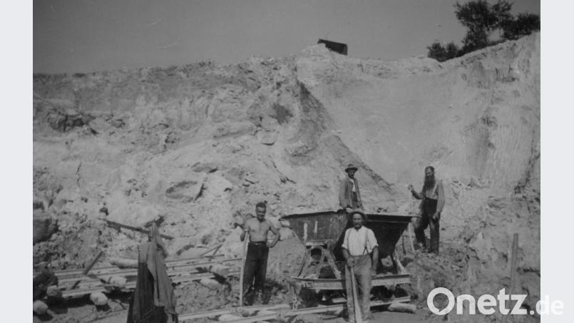 Gearbeitet wurde im Tagebau. Als Werkzeuge dienten Schaufel und Hacke. Für den Abtransport der Erde standen Kipploren bereit. Archivbild: Archiv Werner Robl