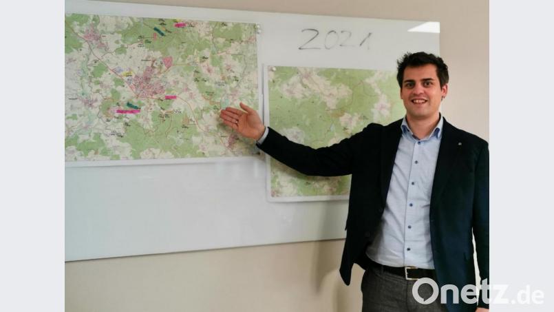 Oberviechtach und die Ortsteile immer gut im Blick: Bürgermeister Rudolf J. Teplitzky hat die zwei Landkarten im Amtszimmer an die Wand gepinnt. Bild: Portner