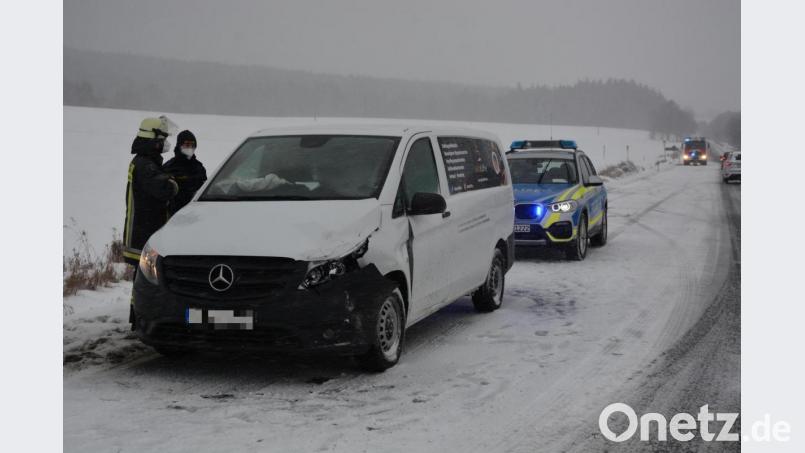 Dieses Fahrzeug stand in Fahrtrichtung nach Konnersreuth. Schneeglätte war wohl die Ursache für den Verkehrsunfall. Bild: jr