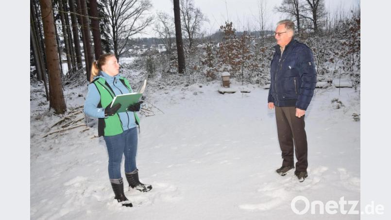 Genau an der Stelle wird der Waldkindergarten eingerichtet. Im Hintergrund die verschneiten Dächer von Irchenrieth. Sabrina Schwabl nennt Bürgermeister Josef Hammer als möglichen Eröffnungstermin Ostern, an dem LearningCampus im Wald die Kinderbetreung aufnehmen könnte. Bild: fz