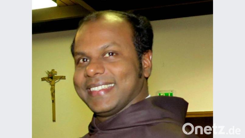 Der indische Pater Francis Lawrance wird zum Bischöflich-Geistlichen Rat befördert.. Bild: Hirsch