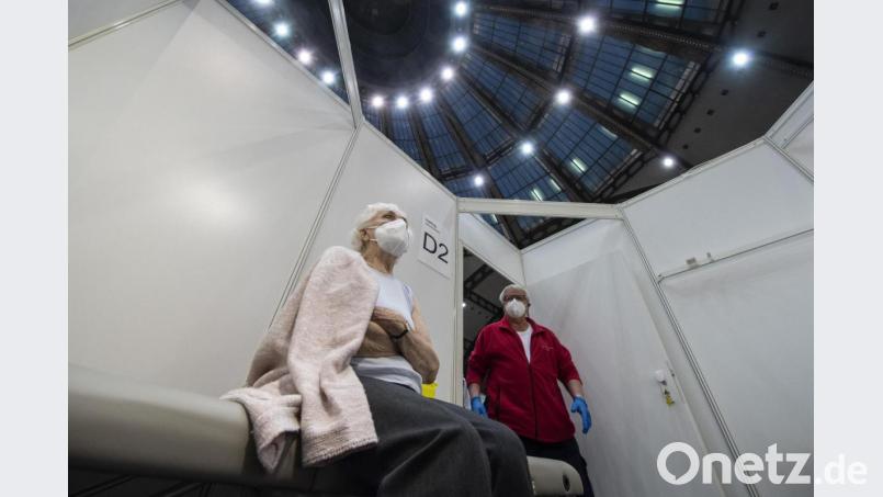 Die 90-jährige Odores H. wartet in einer Impfkabine unter dem Kuppeldach des Impfzentrums in der Festhalle in Frankfurt auf ihre Impfung gegen das neuartige Coronavirus. Bild: Boris Roessler/dpa