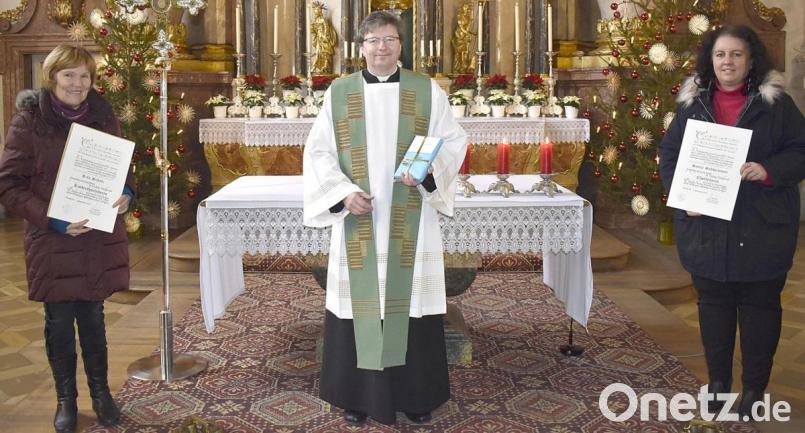 Von links:Kinderchorleiterin Rita Schatz, Pater Markus Flasinski und die Leiterin des Kirchenchors &quot;Michelfelder Moila&quot;, Sonja Schwemmer. Bild: sck