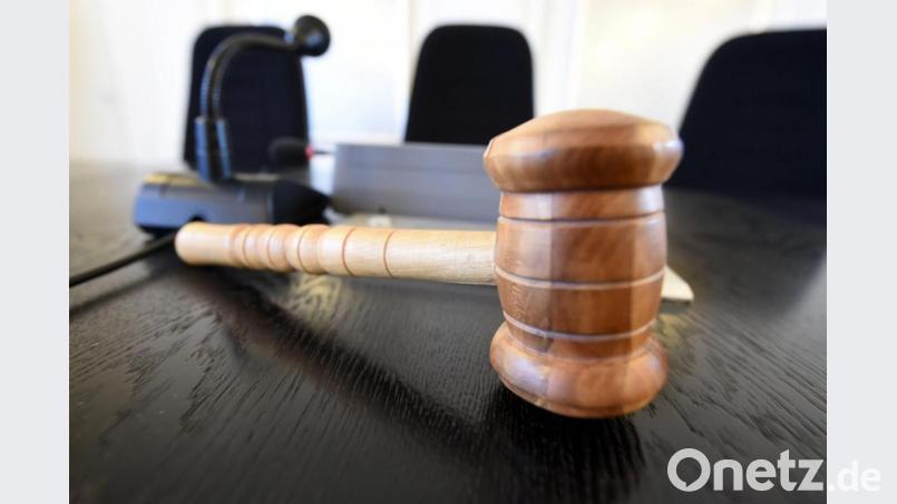 Auf der Richterbank liegt am ein Richterhammer aus Holz. Foto: Uli Deck/dpa/Illustration/Archivbild Bild: Uli Deck