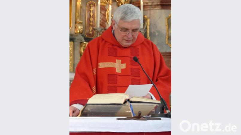Pfarrer Eugen Wismeth verfolgt den Text des Sebastiansliedes. Selbst Mitsingen, das ist derzeit tabu. Bild: amö
