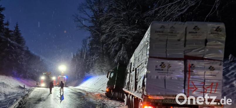 Auf schneeglatter Fahrbahn rutschte auf der B 22 bei Erbendorf ein Laster mit Anhänger in den Straßengraben und blieb stecken. Bild: rw