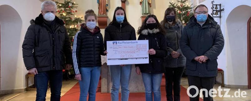 Die drei Oberminis Lea Wolf, Annalena und Ronja Schroller (Mitte) überreichten einen großen Spendenscheck über 2330 Euro an Pfarrer Markus Bruckner (rechts). Dieser freute sich mit den beiden Mitorganisatoren Maria Bock und Roman Melzner über das große Engagement der jungen Pfarreimitglieder. Bild: mez