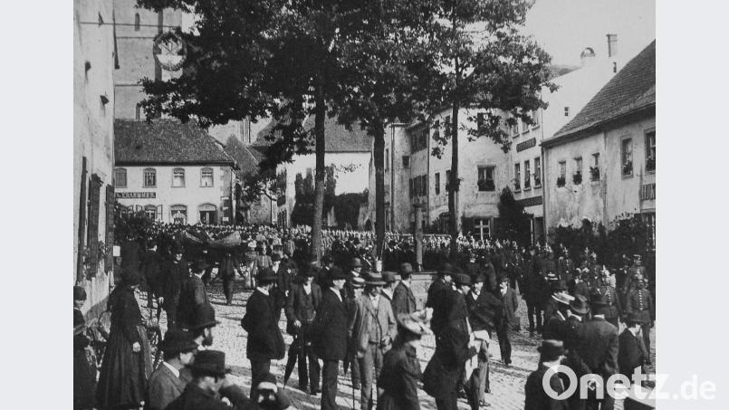 Die Friedenseichen von 1871 am Paradeplatz (heute Oberer Markt) in Nabburg wurden 1965 gefällt. Das Bild zeigt eine Militärparade im Jahr 1904. Repro:  sef/Archiv Ernst Dausch