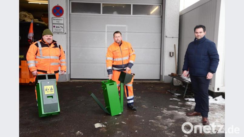 Bürgermeister Sebastian Hartl (rechts) stellte im gemeindlichen Bauhof die neuen Hundetoiletten vor. Bauhofmitarbeiter Harald Kres (links) zeigt den Behälter in der Frontansicht mit dem Beutelspender (unten, schwarzer Teil), Bauhofmitarbeiter Stefan Feiler (Mitte) hat die Hundetoilette auseinandergezogen und verdeutlicht damit die Möglichkeit der hygienischen Entnahme der eingeworfenen Abfalltüten. Bild: bey