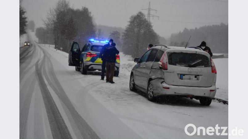 Eines der beiden beteiligten Fahrzeuge nach dem Unfall auf der Staatsstraße Waldsassen-Konnersreuth. Bild: jr