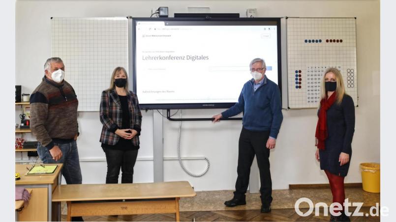 Voll digitalisiert ist jetzt die Grund- und Mittelschule Erbendorf. Das war nur durch die gute Zusammenarbeit zwischen Schulleitung, dem Sachaufwandsträger und dem Freistaat möglich. Auf dem Bild (von links) IT-Berater Siegfried Dötterl, Fachlehrerin Veronika Dostler-Oswald, Bürgermeister Johannes Reger und Rektorin Sabine Graser. Bild: JOCHEN NEUMANN 
ERBENDORF