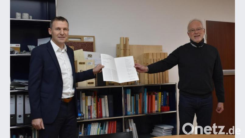 Coronabedingte &quot;Ersatzverleihung&quot; der Urkunde „Deutscher Ingenieurbaupreis 2020“ im Büro von Dr. Thomas Gollwitzer (links), Dr. Linse und Partner in München durch den Präsident der Bayerischen Ingenieurekammer Bau Prof. Norbert Gebbeken (rechts). Bild: fvo