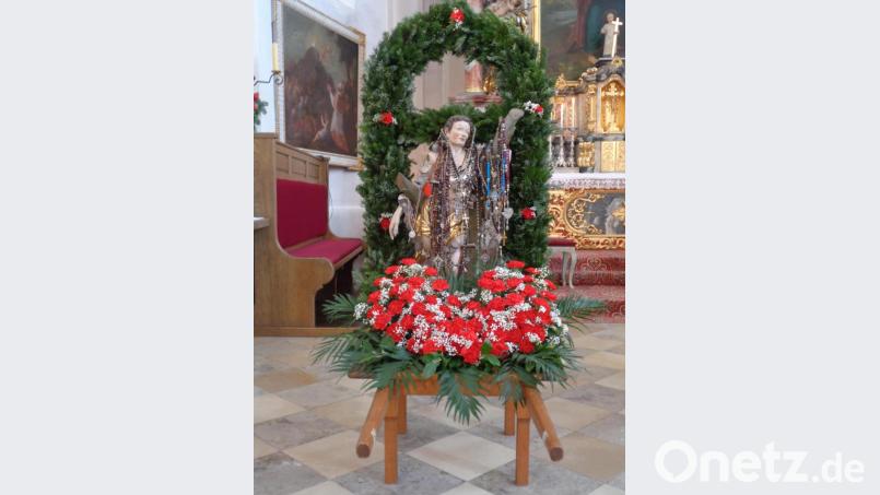 Die mit Votivgaben geschmückte Sebastiansstatue steht im Altarraum. Bild: amö