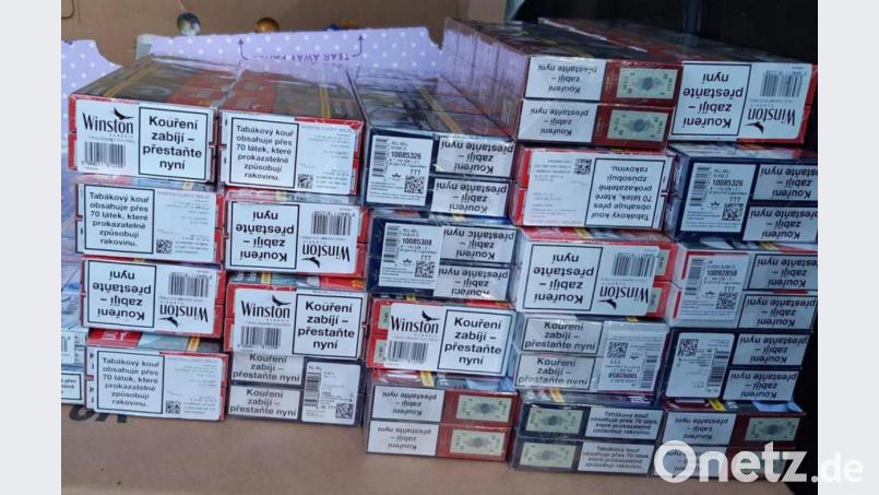 Zahlreiche Stangen Zigaretten stellten die Beamten der Bundespolizei im Bereich des ehemaligen Grenzüberhganges Höll sicher. Symbolbild: Bundespolizei/exb