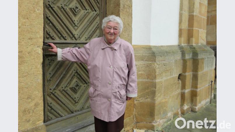 Wie oft hat Hilde Wiesnet wohl die Klinke der Sakristeitür in der Hand gehabt? „Wenn ich nochmal 20 Jahre jünger wäre, würde ich sofort wieder als Mesnerin anfangen“, merkte sie im Ruhestand im Jahr 2014 lächelnd an. Bild: rha