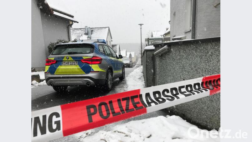 Im Waldmeisterweg im Weidener Westen hat am Dienstagvormittag ein unbekannter Mann mit einer auffälligen, karierten Jacke eine 91-jährige Frau in ihrem Haus überfallen. Die Fahndung nach dem flüchtigen Täter läuft, die Polizei bittet dringend um Hinweise. Bild: Gabi Schönberger