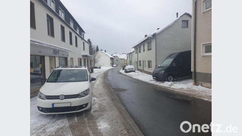 Noch gibt es für die Bahnhofstraße und die Philipp-Mühlmayer-Straße keine Parkregelung. Ab 1. Februar soll aber in den Straße ein eingeschränktes Halteverbot gelten, dann ist das Parken nicht mehr erlaubt. Bild: ws