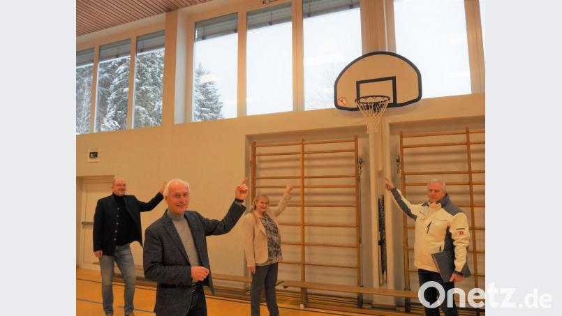 Erfreut über die Aufwertung der Schulturnhalle durch Außenbeschattung und moderne Waschräume zeigten sich Schulleiter Alexander Köstler, Bürgermeister Peter König, Konrektorin Sandra Schmidl und Bautechniker Bernhard Ott (von links). Bild: jpl