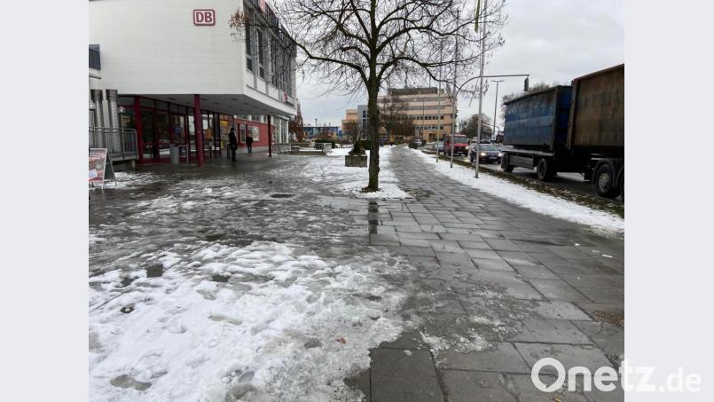 Wenn es kalt wird in der Nacht, ist es vor dem Amberger Bahnhof derzeit sehr rutschig. Tagsüber, bei Temperaturen oberhalb des Gefrierpunkts, verwandelt sich alles zu Matsch. Bild: ass