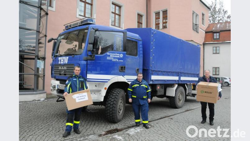 Thomas Schuhmann und Günter Götz (von links) vom Technischen Hilfswerk Sulzbach-Rosenberg übergaben die kostenlosen FFP2-Masken für pflegende Angehörige an Landrat Richard Reisinger. Bild: Christine Hollederer/exb