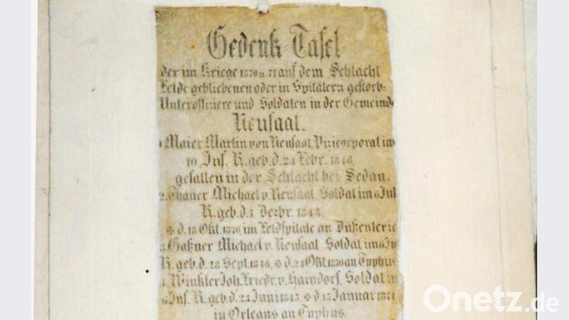 Diese Gedenktafel in der Kirche Sankt Peter und Paul in Perschen erinnert an die fünf Neusather Soldaten. Bild: sef