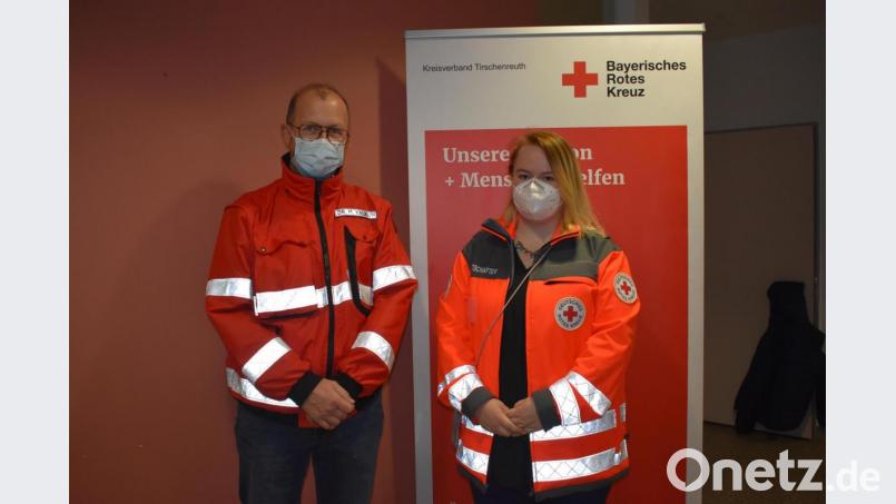 Der Ärztliche Leiter des Impfzentrums Tirschenreuth, Dr. Mathias Kalkum, und Notfallsanitäterin Melissa Wagner, Leitung von seiten des BRK. Bild: lue
