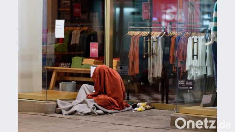 Im Winter haben Obdachlose es besonders schwer, Corona verschlimmert die Lage zusätzlich. Szenen wie diese gibt es allerdings fast nur in großen Städten, in der ländlichen Oberpfalz kommen wohnungslose Menschen zumeist in Notunterkünften unter. Bild: Henning Kaiser/dpa