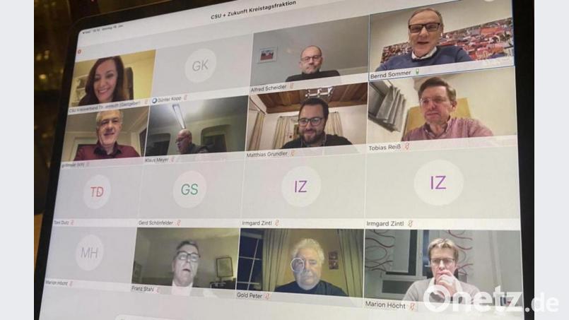 Digital-Konferenz von CSU und ZLT: Von oben links Margit Bayer (Fraktionsgeschäftsführerin), Alfred Scheidler (stellvertretender Landrat), Bernd Sommer (CSU-Fraktionsvorsitzender), Landrat Roland Grillmeier, Klaus Meyer, Matthias Grundler (ZLT-Fraktionsvorsitzender), MdL Tobias Reiß, Franz Stahl, Peter Gold, Marion Höcht. Bild: Margit Bayer/exb