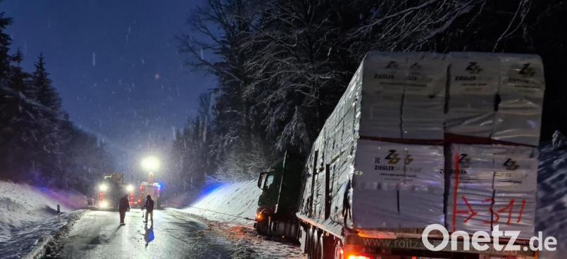 Am Dienstagnachmittag rutschte bei Erbendorf ein Laster in den Straßengraben. Bild: rw
