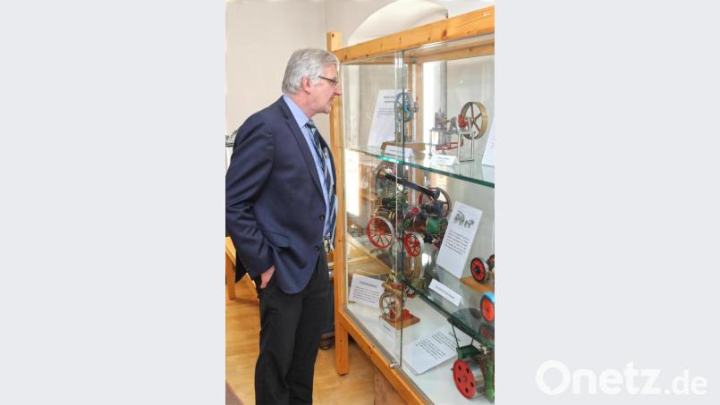 Bürgermeister Johannes Reger interessiert sich sehr für die Technik alter Dampfmaschinen. Bild: njn