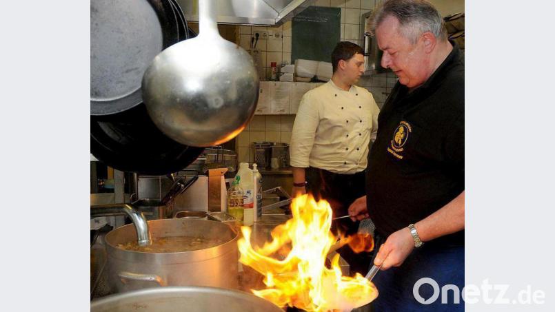 In der Gastro-Szene schickt man Azubis nicht zwingend in Kurzarbeit. sagt Michael Humbs, der Ausbildungsberater der IHK. Vergleichsweise einfach hätten es Lokale mit &quot;Essen to go&quot;. Dort würden die Lehrlinge einfach weiter in der Küche arbeiten. In anderen Branchen sieht die Lage schwieriger aus. Archivbild: Huber